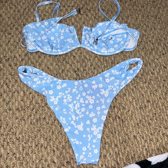 flattering and revealing swimsuit - Picture 2 of 2